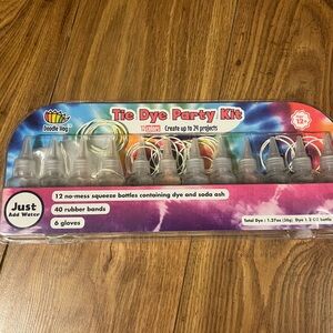 Old tye dye kit fun and never used
